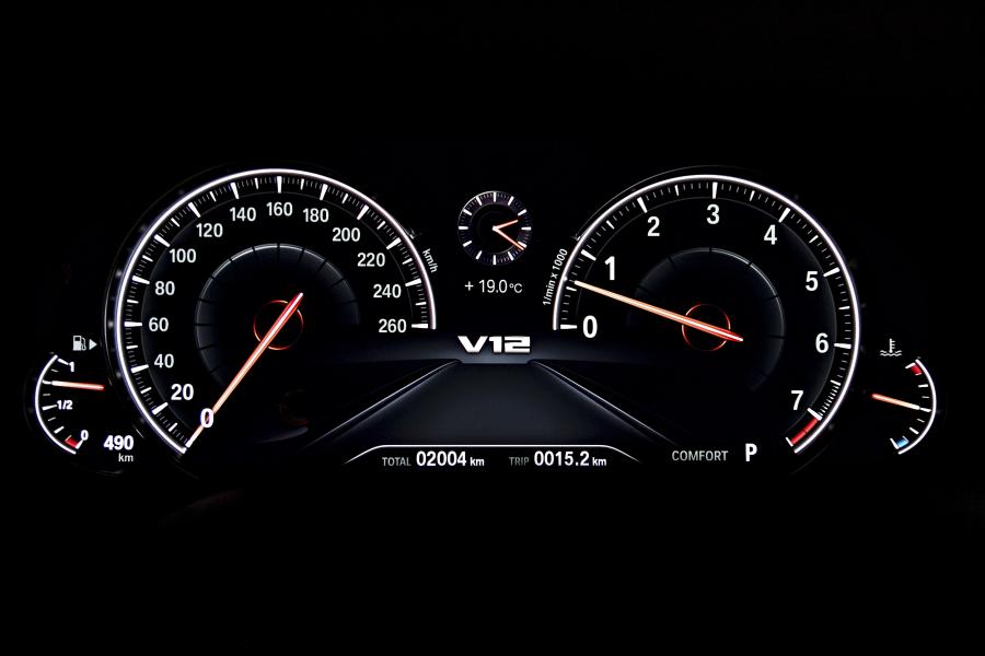Панель приборов BMW M760Li xDrive V12 Excellence (G12) 2017 года  (WW) (фото 33 из 40)
